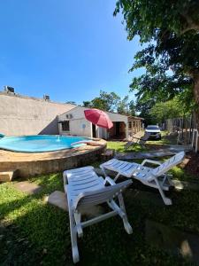 Casa familiar estilo colonial a metros del lago