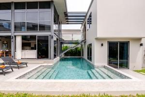 Stylish Mansion for Leisure with Garden & Pool