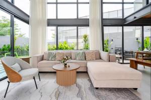 Stylish Mansion for Leisure with Garden & Pool