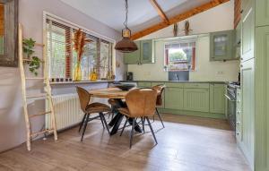 Gorgeous Home In Erm With Wifi