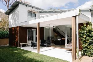 The Waratah House - Modern Coastal Retreat near Cafes & Beach