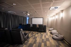 2BR Central Market Stay, Pool & Gym