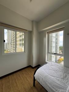 Cozy 2Br Condo Unit with Balcony Views