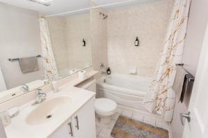 SkyView 2BR Plus Den Stunning Views Steps to SQ1 Mall