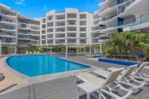 Amazing Water View Apartment Pool Gym Parking