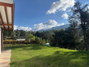 Casa moderna san Felix cerca a parapentes y miradores con vista a Medellín