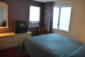 Large Two-Bedroom Apartment room in Royal Court Motel