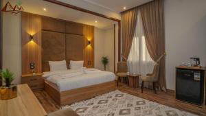 Suzana Pyramids boutiqe