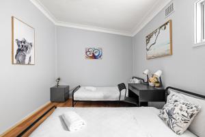 Budget Twin Room in Belmore - Convenient Stay Near Shops - Shared Bathroom