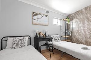 Budget Twin Room in Belmore - Convenient Stay Near Shops - Shared Bathroom