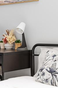 Budget Twin Room in Belmore - Convenient Stay Near Shops - Shared Bathroom