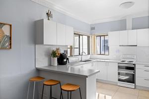 Budget Twin Room in Belmore - Convenient Stay Near Shops - Shared Bathroom