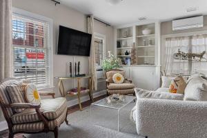 The Grand Escape 2 Historic Homes Sleeps 18 - COMBO