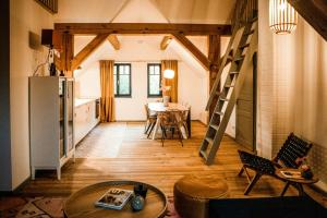 Designer Apartment In Historic Pond House