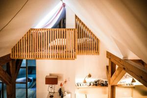 Designer Apartment In Historic Pond House