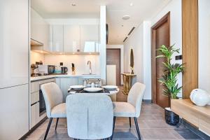 STAY BY LATINEM Luxury 1BR Holiday Home CB 3503 Near Downtown