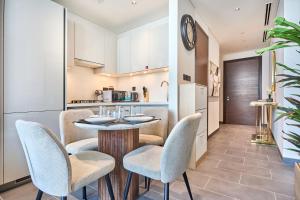 STAY BY LATINEM Luxury 1BR Holiday Home CB 3503 Near Downtown