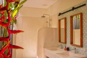 Seseh Beach-Twin Villa Celestine ensuite Bedroom 3 in shared villa-650m to Beach