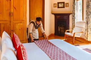 Wind Chimes by V Are Family - Valley Views, BBQ, Patio - Serviced Villa!