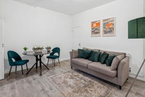 Lawrence Ave 4BD-2Storey House Fast Wifi Families & Leisure By AltoLuxo Short Lets & Serviced Accommodation With Free WiFi & Parking