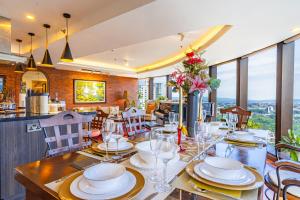 Aeon Towers Private Residential Apartments I Next to Abreeza Ayala Malls I Prime Location l Fast Wifi l Free Pool I Managed by Bleuspace