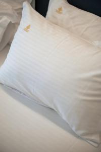 Senior Apartment with Lake View