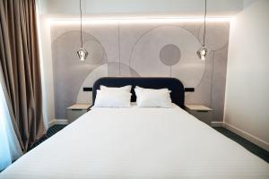 Senior Apartment with Lake View