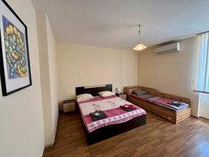 Comfy Apt next to Palace of Justice