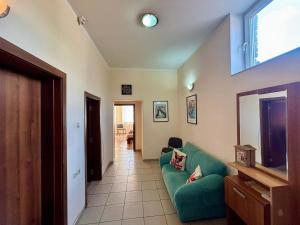 Comfy Apt next to Palace of Justice