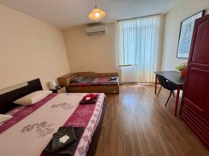 Comfy Apt next to Palace of Justice