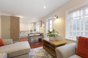 Charming Two Bedroom Apartment in Fairview