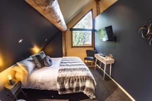 Amaruq Log Cabin