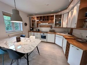 Sky & Sand Homes Storchennest I Cozy Wohnung fuer 4 Gäste mit Terrasse und Parkgarten im Reetdachanwesen in SPO