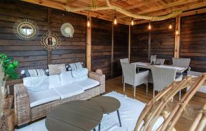 Nice Apartment In Nowecin With Wifi