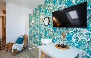 Amazing Apartment In Nowecin With Wifi