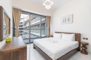 Elegant 2BR Apartment Private Pool by Czechin