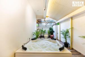 StayVista at Casa Clarence with Pool and Jacuzzi Villa