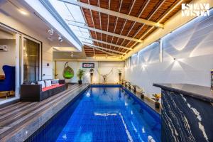 StayVista at Casa Clarence with Pool and Jacuzzi Villa