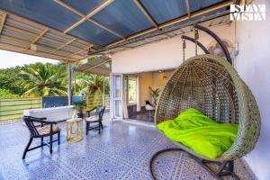 StayVista at Casa Clarence with Pool and Jacuzzi Villa