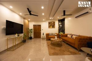 StayVista at Casa Clarence with Pool and Jacuzzi Villa