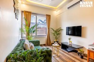 StayVista at Casa Clarence with Pool and Jacuzzi Villa