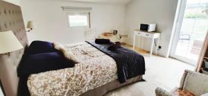 Chambre cosy avec terrasse sur la colline boisée, parking privé, jardin, calme, climatisation, 10 mn pont du Gard num7