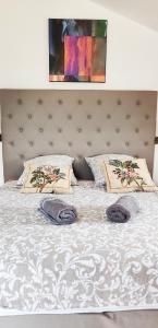 Chambre cosy avec terrasse sur la colline boisée, parking privé, jardin, calme, climatisation, 10 mn pont du Gard num7