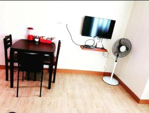 Lafayette Park Square with balcony facing pool view