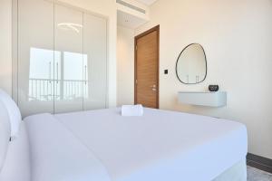 STAY BY LATINEM Luxury 1BR Holiday Home CB1508 Near Burj Khalifa