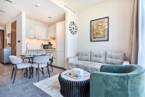 STAY BY LATINEM Luxury 1BR Holiday Home CB1508 Near Burj Khalifa