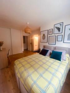 Maison calme avec grande chambre et salon, proche centre village & parc