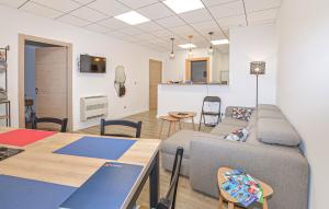 2 Bedroom Cozy Apartment In Prunete