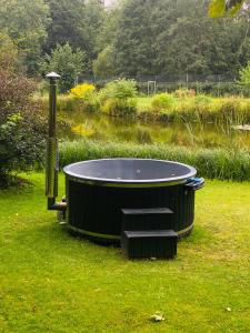 Namelis prie Širvintos upės su pirtimi