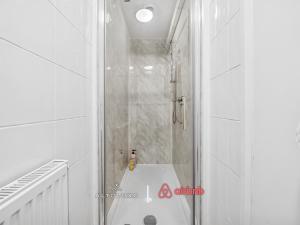 Timber House Spacious & Modern 6BR House By AltoLuxo Short Lets & Serviced Accommodation With Free WiFi & Parking